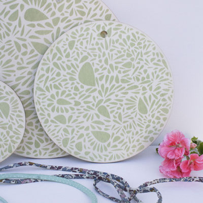 Rond en bois 16 cm - Constellation de pétales - Vert clair