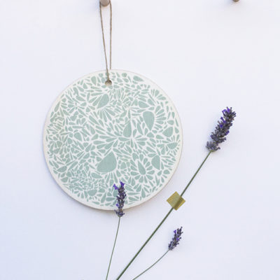Rond en bois 16 cm - Constellation de pétales - Vert d'eau