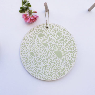 Rond en bois 20 cm - Constellation de pétales - Vert clair