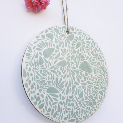 Rond en bois 20 cm - Constellation de pétales - Vert d'eau