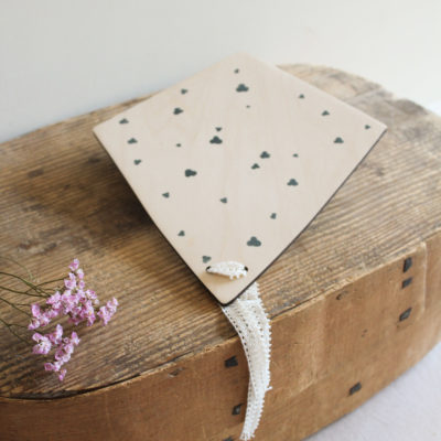Cerf-volant en bois - Motif bleu foncé