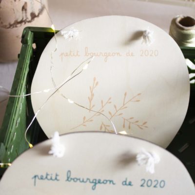 Médaillon en bois - Petit bourgeon de 2020 - rose orangé