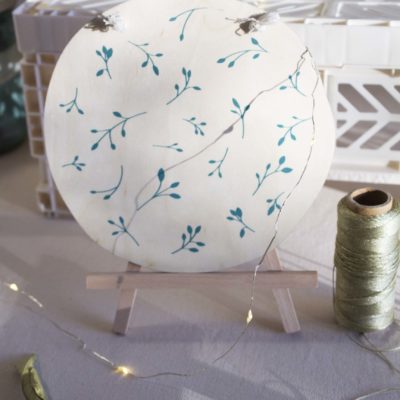 Médaillon en bois - Motif petit bourgeon - bleu