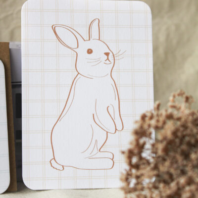 Carte Petit lapin sur fond rayé